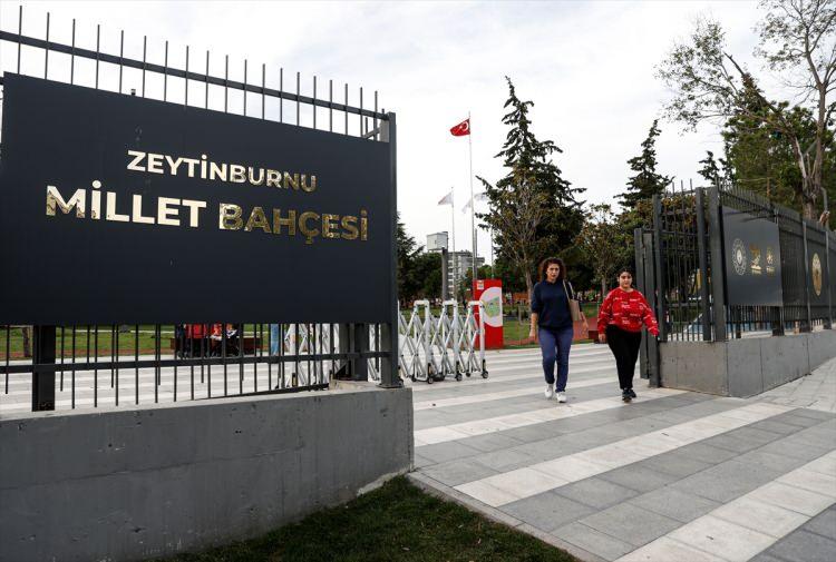 <p>11 Temmuz 2020’de temelleri atılan Zeytinburnu Millet Bahçesi, 63 bin metrekarelik alan üzerinde çocuk oyun alanları, bisiklet ve yürüyüş yolları, cafe, ücretsiz internet, süs havuzları ve etkinlik alanlarıyla 3 Kasım 2021’de fiilen hizmete açıldı. Bahçenin resmi açılışı ise bugün Cumhurbaşkanı Recep Tayyip Erdoğan’ın katılımıyla yapıldı.</p>