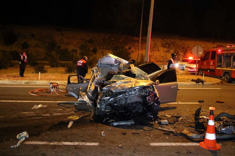 <p>Sağlık ekipleri otomobilde sıkışan Umut Yeğen (18) ve Ayşe Aktürk'ün (22) hayatını kaybettiğini belirledi. Otomobildeki ağır yaralanan S.A. (18) ile hafif yaralı sürücü O.Y. ambulansla hastaneye kaldırıldı.</p>
