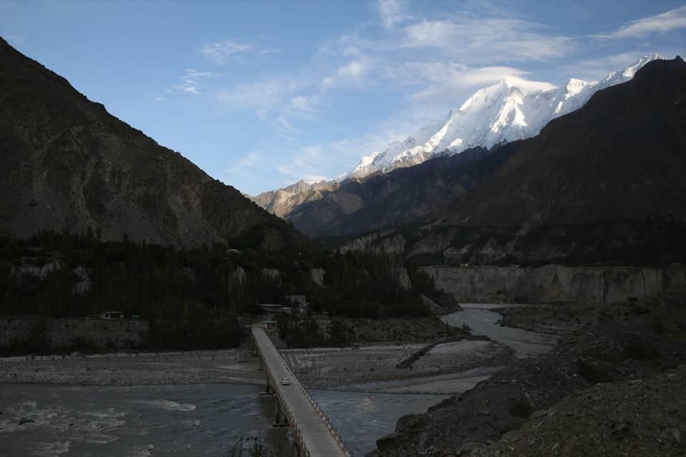 <p><strong>Yerli halklar</strong></p>

<p>Burada yaşayan yerel halklar arasında Buruşo, Vakhi ve Şinalar yer alıyor.</p>

<p>Hunza Vadisi'nin merkezinde Buruşoski dili hakimken kırsal alanlara doğru gidildikçe Vakhi ve Şina dilleri yaygınlık kazanıyor. Farklı diller konuşan toplulukların birbirleriyle iletişim dilini ise Urduca oluşturuyor.</p>

<p>Hunza, yüzde 95 okuma yazma oranıyla Pakistan ortalamasının oldukça üzerinde.</p>
