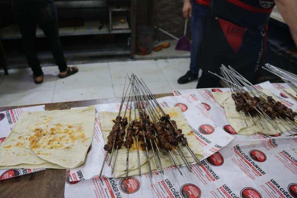 <p>Şanlıurfa ciğerine Şanlıurfa isotunun da lezzet kattığını dile getiren Yüksekyayla, "Sev biberi, ye ciğeri. Türkiye'deki yemek yazarlarını, jüri üyelerini ve sanatçılarımızı Şanlıurfa'ya davet ediyorum, gelip karar versinler. Ciğer kebabımıza güveniyoruz." dedi.</p>
<p> </p>