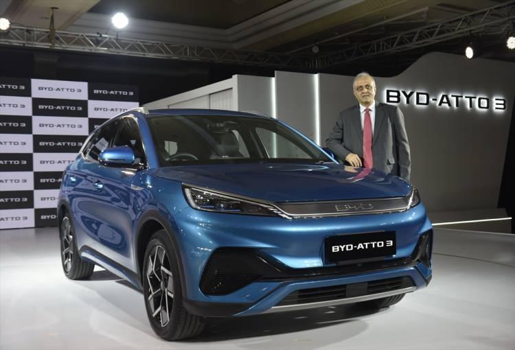 <p>Çinli BYD markası Hindistan Bölge Başkan Yardımcısı Sanjay Gopalakrishnan, Yeni Delhi'deki Atto 3 elektrikli SUV otomobilin lansman etkinliğinde konuşma yaptı.</p>

<p> </p>
