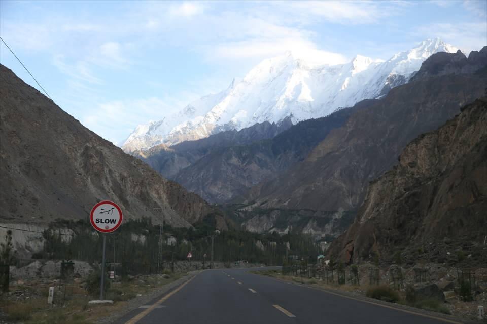 <p><strong> Masalsı bir görünüm</strong></p>
<p>Hunza Vadisi, burayı ziyaret edenlerde ilk anda, Pakistan'ın diğer bölgelerinden farklı bir yere geldikleri hissini uyandırıyor.</p>
<p>Bölgeye yüksek bir noktadan bakıldığında, yüksek dağlar, tepelerdeki buzullar, vadideki yeşillik ve buradan akan ırmak masalsı bir görünüm ortaya çıkarıyor.</p>