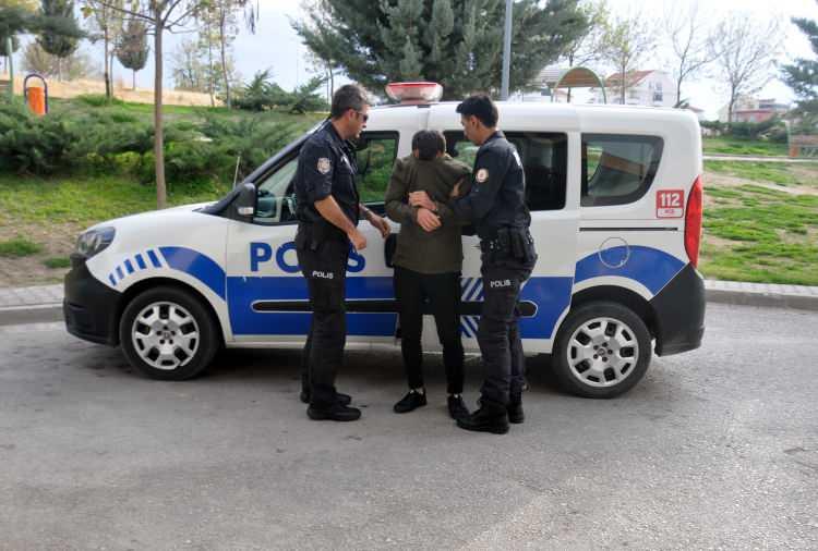 <p>Polis ve çalışanlar, iade edilmek istenen ürünlerin çalınan kıyafetler olduğunu tespit etti. Ekipler, Ergün Ö.'yü gözaltına aldı. </p>
