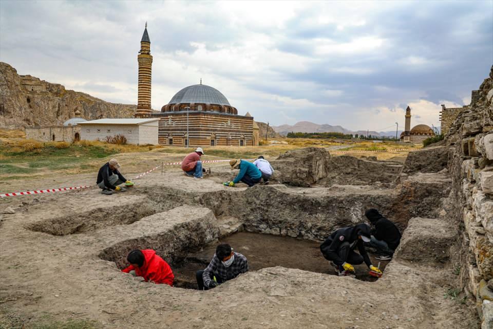 <p>Aralarında sanat tarihçisi ve arkeologların olduğu 35 kişilik uzman ekip tarafından sürdürülen kazılarda, yapılar arasında bağlantıyı kuran yeni bir yol, yapıların güvenliğini sağlayan surlar, top gülleleri, şarapnel ve tüfek parçaları bulundu.</p>

<p> </p>
