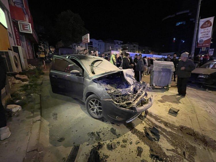 <p>Aracın içinde sıkışan Abdurrahman S’yi itfaiye ekipleri çıkarmak için aracın kapısı keserken, sağlık görevlileri de hazır bulundu. Kapının açılmasıyla sağlık görevlileri kazazedeye müdahale ederken, Abdurrahman S. uykudan kalktı. Ne olduğunu anlayamayan kazazede olay yerinde yapılan ilk müdahalenin ardından Şevket Yılmaz Eğitim ve Araştırma Hastanesine kaldırıldı.<br />
 </p>
