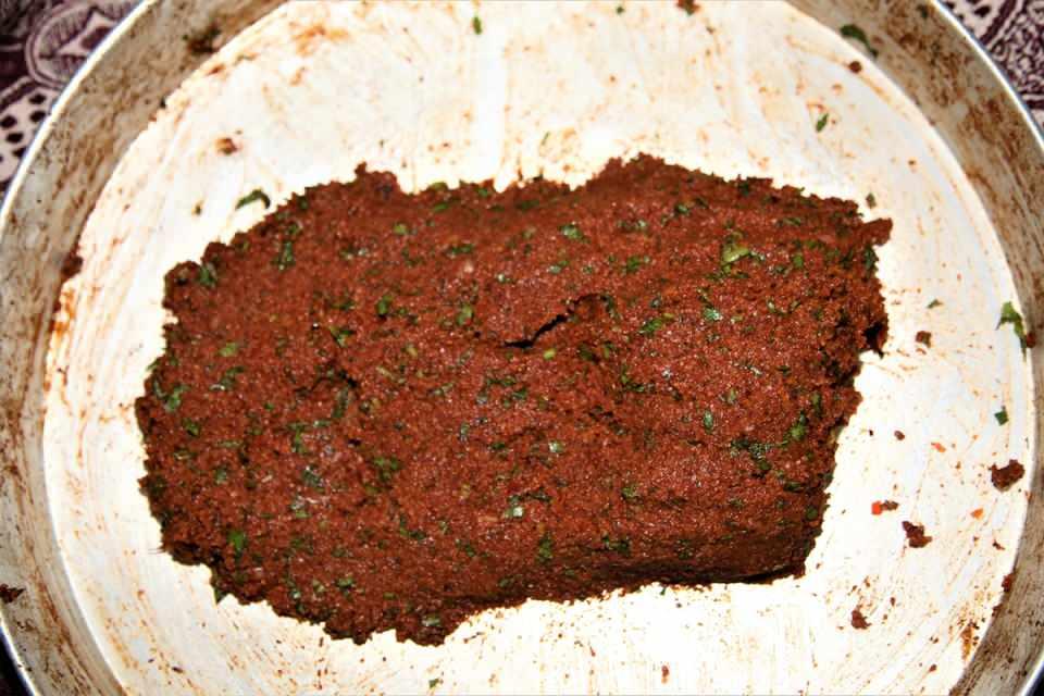 <p>Şanlıurfalı çiğ köfte ustası İrfan Kaya da bölge illerinin çoğunda çiğ köftenin yoğrulduğunu söyledi.</p>
<p> </p>