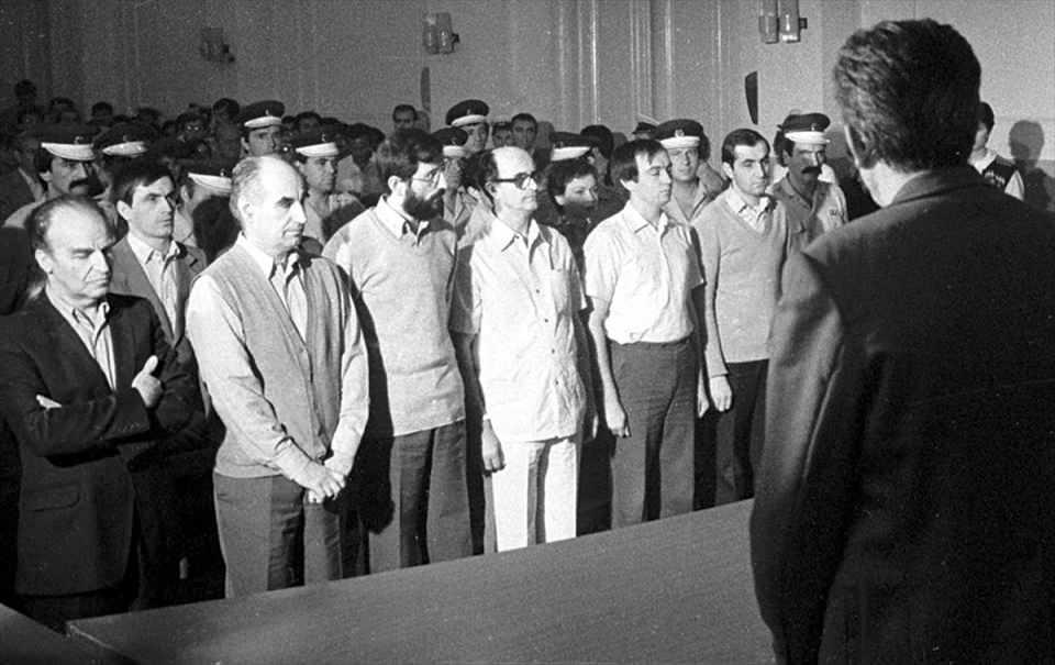 <p>Aliya İzzetbegoviç (solda), eski Yugoslavya döneminde "Genç Müslümanlar Teşkilatı" davasında yargılanırken.</p>