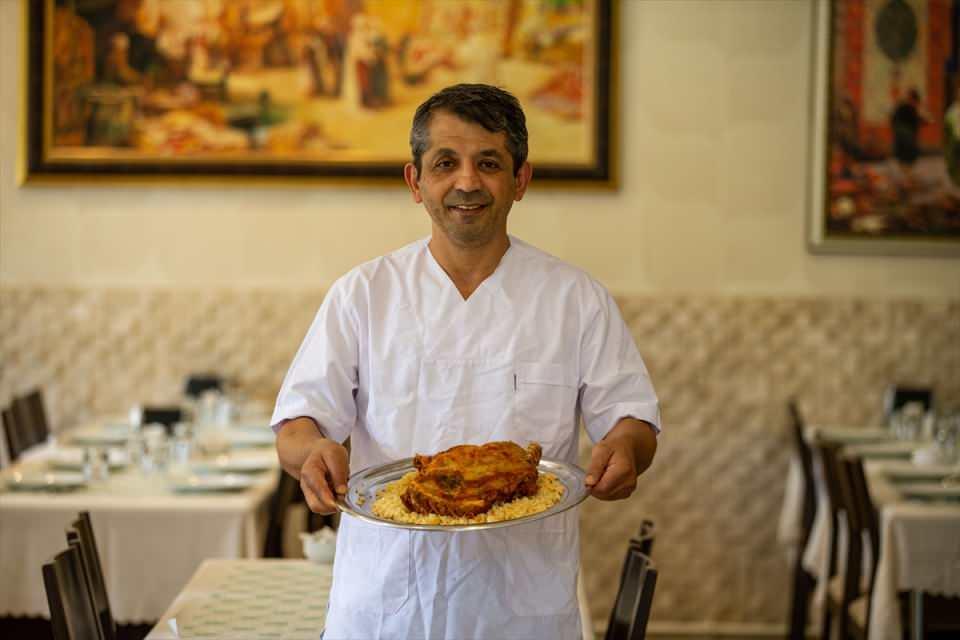 <p>Mardin'de ise oğlak ya da kuzunun sağ kaburgasıyla yapılan, içine badem, pirinç ve kuşbaşı etin de yer aldığı "haşu" diye tabir edilen malzemeler konularak dikildikten sonra uzun süre pişirilen kaburga dolması, özellikle bayramlarda ve özel günlerde tercih ediliyor.</p>

<p> </p>
