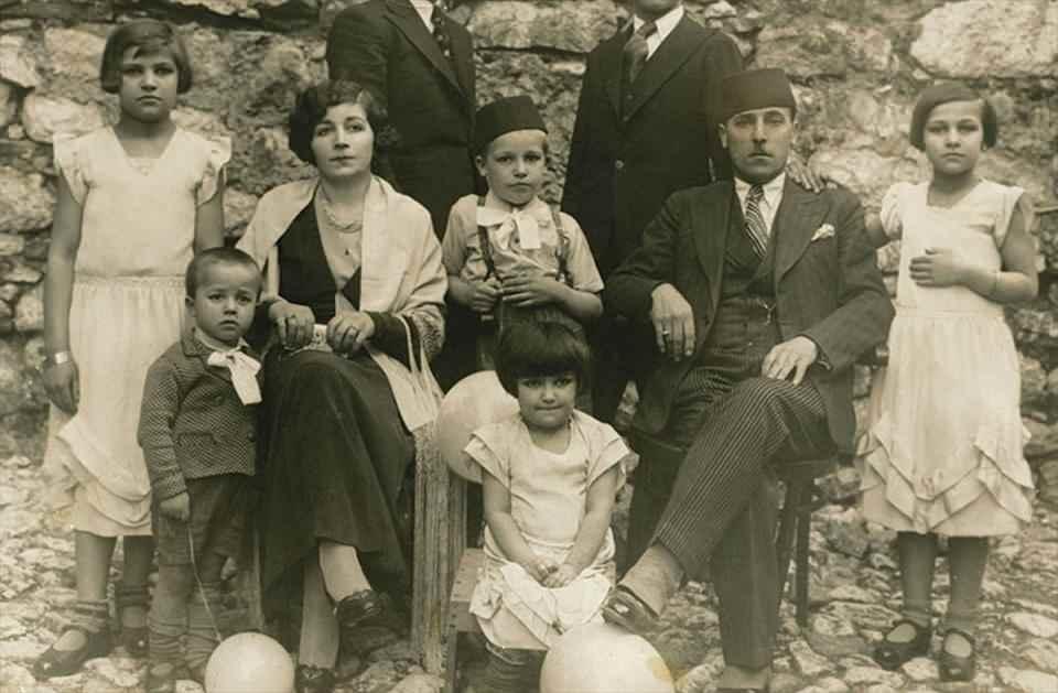 <p>Aliya İzzetbegoviç (ortadaki fesli çocuk) ailesi ile birlikte.</p>
