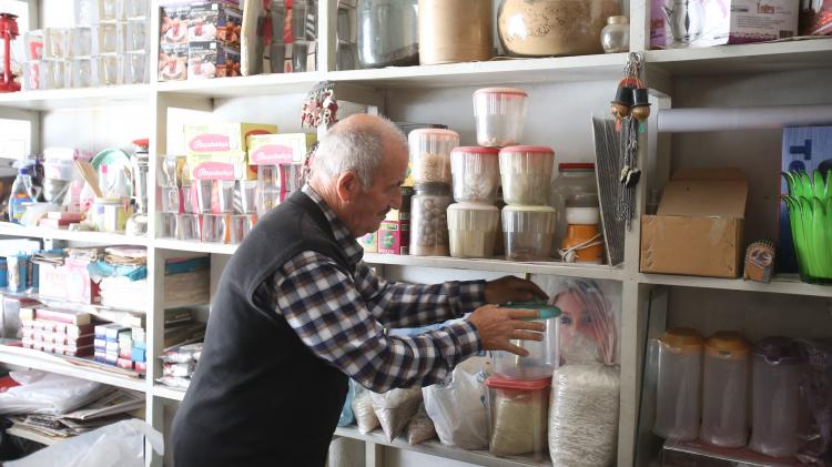 <p>Burada olan malzemeler o zamandan kalma. Beni tanıyarak buraya gelenleri başımdan savıyorum, beni tanımayanlara da emanet duruyorum diyorum. Bunları satsam yenisini nasıl alayım o nedenle satmıyorum. Onları gördükçe eskilere gidiyorum. Ölene kadar böyle devam edeceğim, buradaki malzemeleri satmayacağım. Bunları satsam aynı malzemeleri bulamam ki alayım. Ürünlerin çoğu piyasadan kalktı, fabrikaları da yok. Bu dükkan bana geçmişimizi hatırlatıyor" dedi.</p>