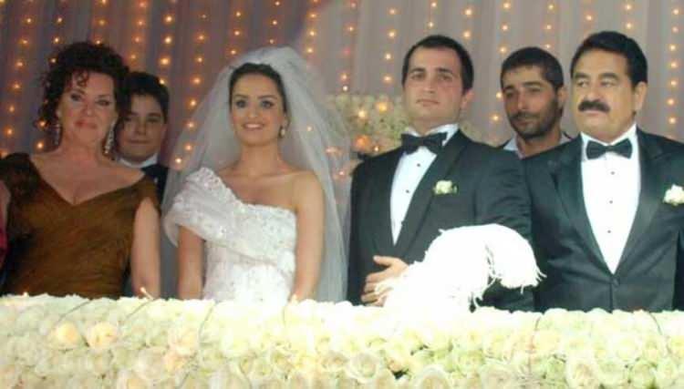<p><span style="color:#000000"><strong>Tatlıses'in ilk evliliğinden dünyaya gelen kızları Gülşen ve Gülden Tatlıses'in düğününe dahi katılmaması ve Perihan Savaş ile evliliğinden dünyaya gelen Melek Zübeyde'ye altın kemer takmamasının Tatlıses'in kızları arasında kırgınlık oluşturduğu ileri sürülmüştü.</strong></span></p>