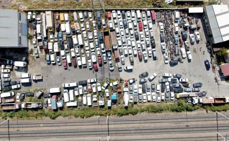 <p>Kayseri'de bulunan yediemin otoparkında çeşitli nedenlerden dolayı bırakılan araçlar çürümeye yüz tutarken, bazıları da otların arasında kayboldu. </p>
