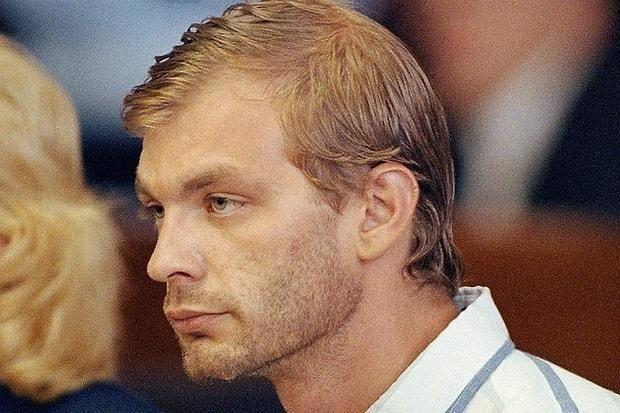 <p><span style="color:#000000"><strong>Borderline kişilik bozukluğu, şizotipal kişilik bozukluğu ve psikoz teşhisi konulan Dahmer, 28 Kasım 1994 tarihinde tutuklu olduğu Columbia Islah Tutukevi'nde başka bir mahkum olan Christopher Scarver tarafından kafasına aldığı ağır bir darbe sonucu öldü. </strong></span><strong><a href="https://www.yasemin.com/"><span style="color:rgb(255, 255, 255)">(yasemin.com)</span></a></strong></p>