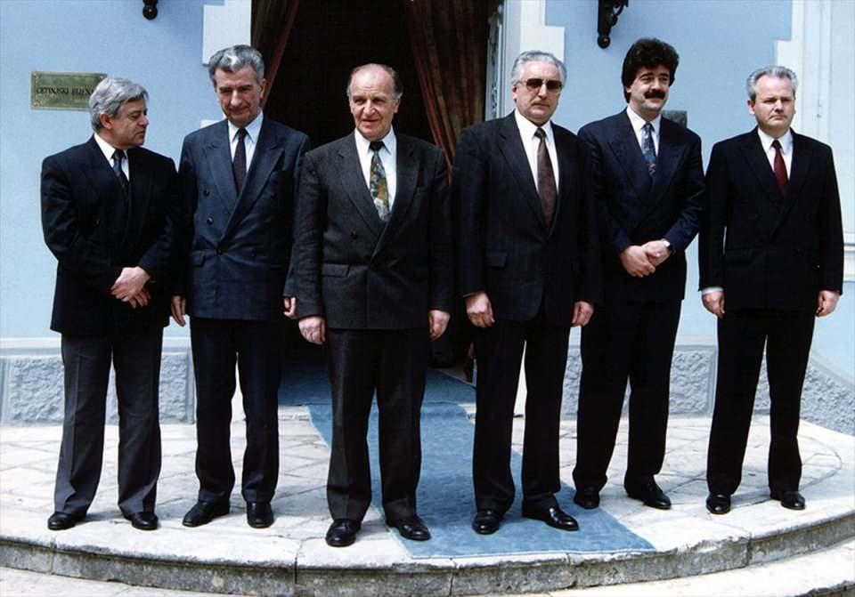 <p>Eski Yugoslavya'yı oluşturan 6 Cumhuriyetin liderleri bir arada. Aliya İzzetbegoviç (sol 3), Slobodan Milosevic (sağda)</p>
