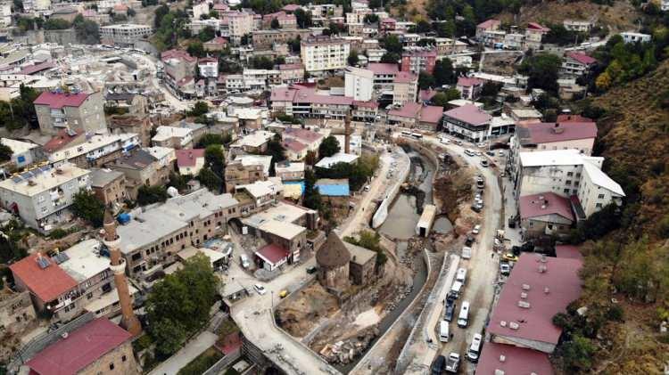 <p>Bitlis şehir merkezinde betonarme binalarının altından kalan tarihi köprülerin gün yüzüne çıkmasıyla birlikte han, hamam ve cami gibi diğer tarihi eserleri de turizme kazandıracaklarını belirten Vali Çağatay, tüm çabalarının kentin binlerce yıllık tarihini Türkiye'ye ve dünyaya armağan etmek olduğunu ifade etti. </p>
