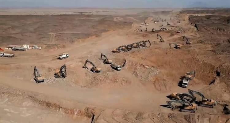 <p>Bilim kurgu filmlerinden fırlayan The Line'da herhangi bir yol veya otomobil yok. Uçan asansörler, yapay bir kayak merkezi, robotların ve taşıtların yüzdüğü bir şerit var.</p>
