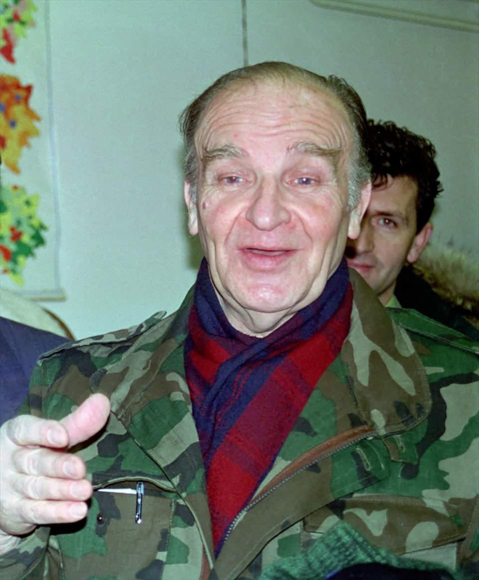 <p>Aliya İzzetbegoviç, 6 Aralık 1992'de açıklama yaparken.</p>