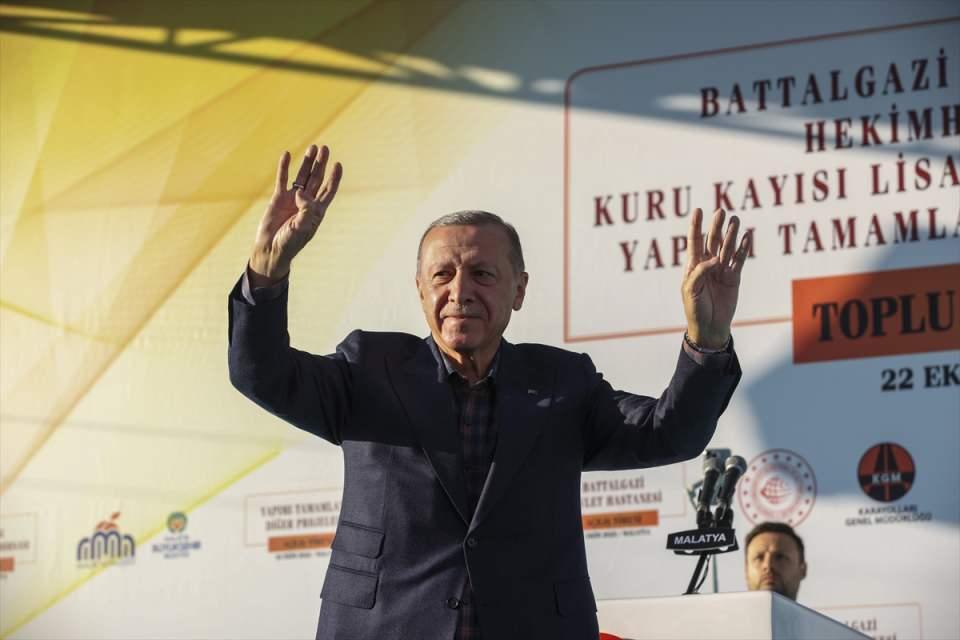 <p>Cumhurbaşkanı Recep Tayyip Erdoğan, Malatya’da Battalgazi Devlet Hastanesi, Hekimhan Tünelleri, Kuru Kayısı Lisanslı Depo ve Borsası ile Yapımı Tamamlanan Diğer Projelerin Toplu Açılış Töreni’ne katıldı.</p>

<p> </p>
