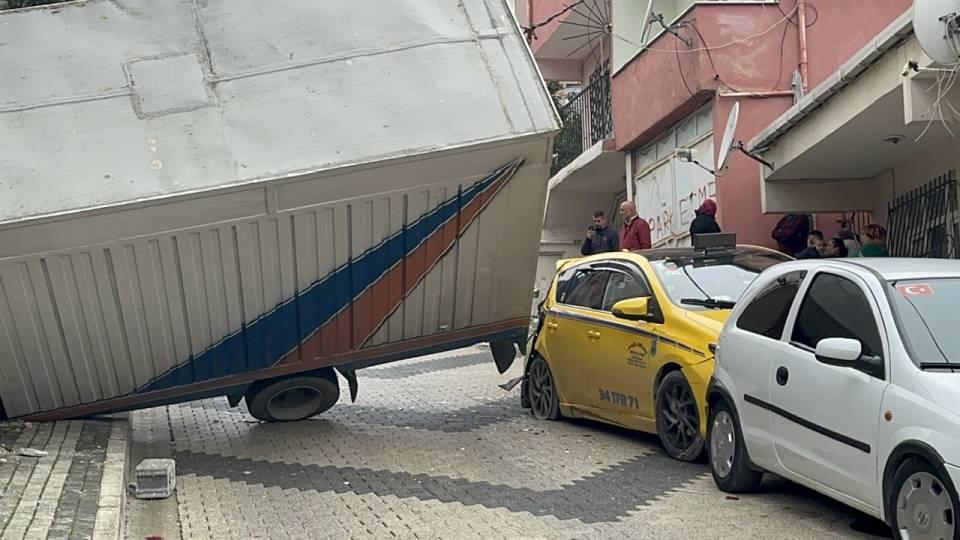 <p>İhbar üzerine olay yerine polis, itfaiye ve sağlık ekipleri sevk edildi. İlk müdahalesi olay yerinde yapılan yaralı, ambulansla hastaneye kaldırıldı. Arka kısmının asılı kaldığı görülen kamyonet, uzun uğraşlar sonucunda bulunduğu yerden çıkartıldı. Polis kazayla ilgili çalışma başlattı. </p>

<p> </p>

<p> </p>
