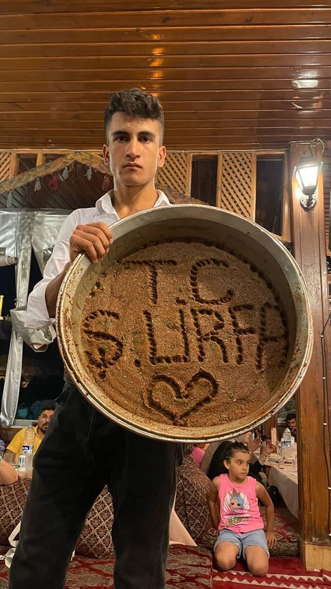 <p>Çiğ köfte ustası Kenan Leblebici ise etli çiğ köftenin pazarlamasının olmadığını belirterek, "Etsiz çiğ köfte uzun süre kalabilir, paketleme yapılır, il dışına gidebilir ama etli öyle değil, yoğurduğun zaman en fazla bir saat kalabilir." diye konuştu.</p>
<p> </p>