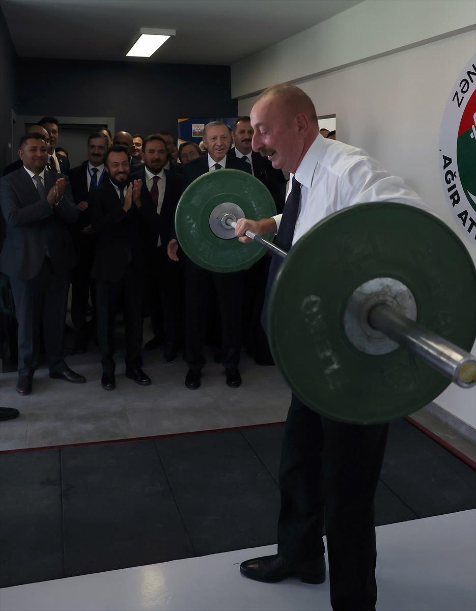 <p><strong>Aliyev halteri görünce dayanamadı</strong></p>

<p>İki lider, Türk ve Azerbaycanlı yatırımcılar tarafından Zengilan'da hayata geçirilen Dost Agropark'ta incelemelerde bulundu. Program sırasında spora düşkünlüğüyle bilinen Aliyev, halter kaldırarak güç gösterisinde bulundu. Aliyev'in halter kaldırdığı görüntüler renkli anlara sahne oldu.</p>

<p> </p>
