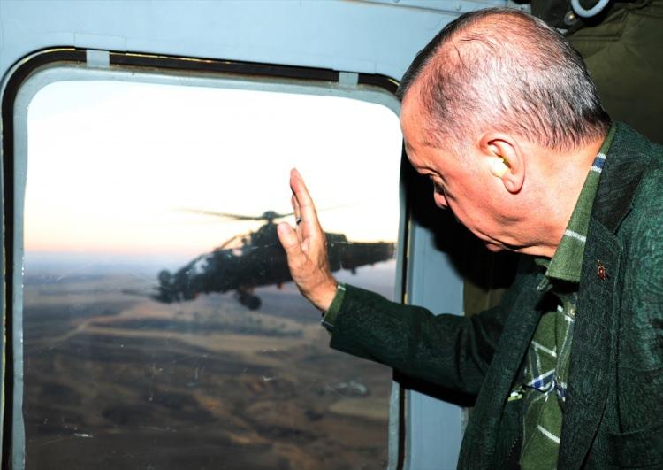 <p>Cumhurbaşkanı Recep Tayyip Erdoğan, Diyarbakır'ın Silvan ilçesinde vatandaşlarla bir araya geldi.</p>
