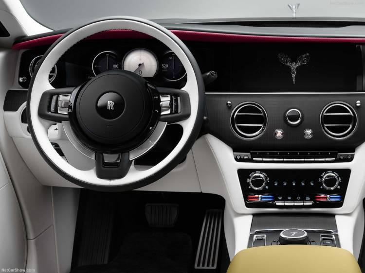 <p>Rolls-Royce Spectre, markanın teknolojik açıdan en gelişmiş otomobili.</p>
