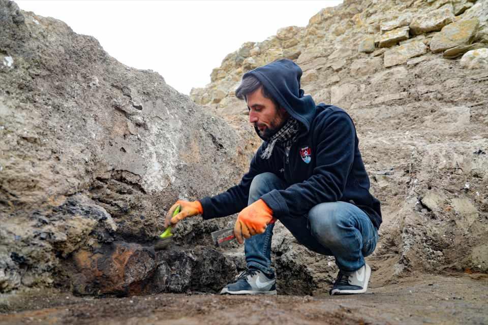 <p><strong>- "Alanda bugüne ulaşılan her şeyi restore edeceğiz"</strong></p>

<p>Prof. Dr. Baş, AA muhabirine, proje sayesinde Eski Van Şehri'nin ölü bir kent olmaktan çıkarılacağını söyledi.</p>

<p> </p>
