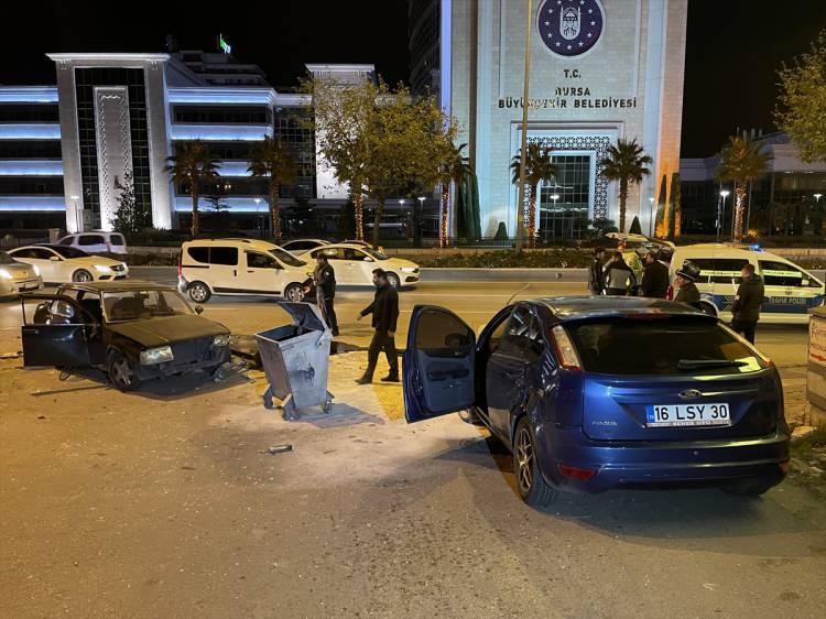 <p>İddiaya göre, alkol alan Abdurrahman S., trafiğe çıkmamak için aracını yolun sağına çekerek uyumaya başladı. Bu esnada Yıldırım istikametine doğru seyir halinde olan Sami Durak (24) kontrolündeki 16 LYS 30 otomobil, sürücüsünün direksiyon hakimiyetini kaybetmesi sonucu, Abdurrahman S.’nin uykuya daldığı 16 YU 50 p02akalı araca çarptı. Kazayı gören çevredekiler yaralıya yardım etmek için koşarken, durumu hemen 112 Acil Çağrı Merkez’ine bildirdi. İhbar üzerine olay yerine hemen sağlık, polis ve itfaiye ekibi sevk edildi.<br />
</p>