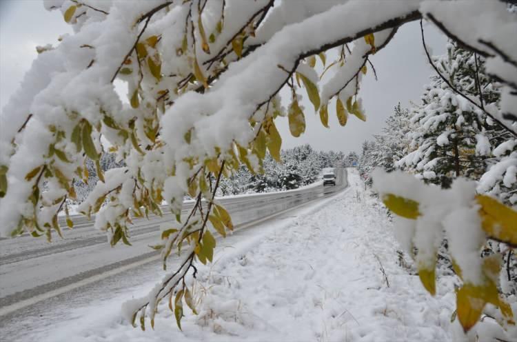 <p>Meteoroloji'nin yaptığı son uyarılara göre; Doğu ve Güneydoğu Anadolu'da sağanak, yüksek kesimlerinde ise kar yağışı tahmin ediliyor.</p>

<p><br />
(Fotoğraf: KARS)</p>
