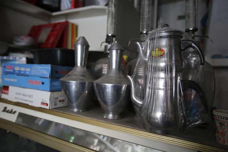 <p>Babam bu dükkanı bana bıraktı, mühim olan onun anısını, hayatını, onun teneffüs ettiği havayı teneffüs etmek. Yoksa marketler var ben de açardım. </p>