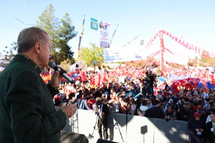 <p>Cumhurbaşkanı Erdoğan, pankartta yazılanları okudu. </p>
