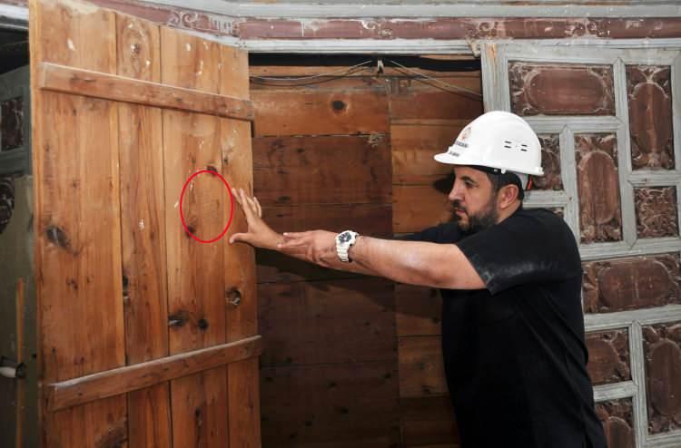 <p><strong>SERDENGEÇTİ'NİN YAZISI KORUNACAK</strong></p>

<p> </p>

<p>Konakta önceden bulunan önemli eserlerin Akseki Belediyesi tarafından muhafaza edildiğini aktaran Karabayram, Serdengeçti'nin bilinmeyen yazısının odasındaki ahşap dolap kapağında tesadüfen fark edildiğini söyleyerek, "Dolap kapağını açtığımızda 1967'de kaleme alınan ve Osman Serdengeçti'nin ahşaba yazdıkları gözümüzün önüne geldi. Yazılı bölgenin özel bir jelle korunarak gelecek nesillere aktarılması gerekir. Osman Yüksel Serdengeçti'nin hayatının geçtiği konak olduğu için onun kaleme aldığı her şey noktasına, virgülüne dokunulmadan yaşatılacak" dedi.</p>

<p> </p>

<p> </p>
