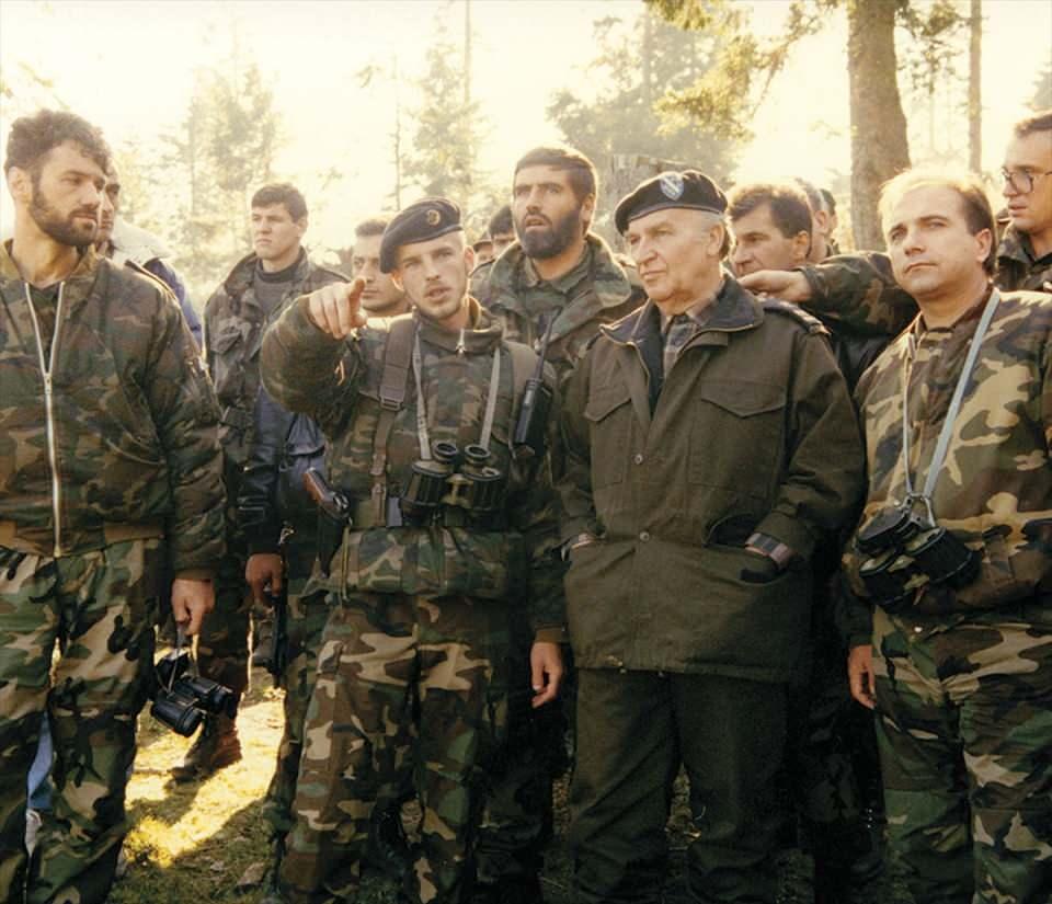 <p>Aliya İzzetbegoviç, Zenica kentindeki 7. Müslüman Tugayı Komutanı Şerif Patkoviç'den bilgi alırken. </p>

