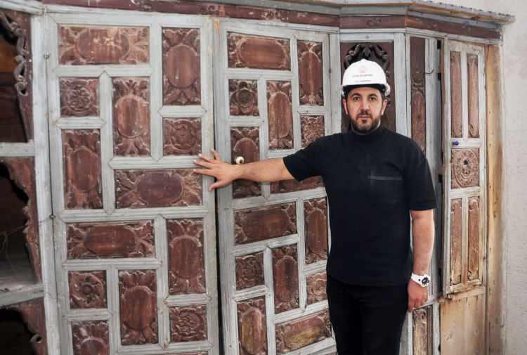 <p><strong>KONAK MÜZEYE DÖNÜŞTÜRÜLECEK</strong></p>

<p> </p>

<p>Konaktaki çalışmalardan bahseden Karabayram, şunları söyledi:</p>

<p> </p>

<p>"Yapıyı ele aldığımızda, beden duvarlarının iklimsel koşullara dayanamadığını ve belli bir göçük yaşadığını gördük. Yapıda güçlendirme öngörüldü ve sağlandı. Yapıdan aldığımız parçalar tek tek atölyelerde mimari ilkeler doğrultusunda konservatif olarak ele alındı. İyileştirme çalışmaları yapılıyor. O parçalar tekrar kapısından penceresine, dolap detayına kadar yerine yerleştirilecek. İkinci etap çalışmamız kapsamında ise çevre düzenlemesi, müştemilat yapısıyla konağın müzeye dönüştürülmesi planlanıyor. Önümüzdeki yıl ahşap iyileştirmeyi tamamladığımızda konağı müze olarak faaliyete geçirmeyi planlıyoruz."</p>

<p> </p>

<p> </p>
