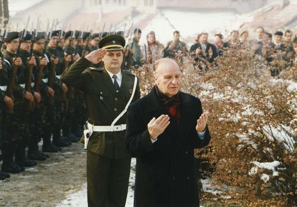 <p>Aliya İzzetbegoviç (önde), Bosna Hersek ordusunun törenlerinde.</p>