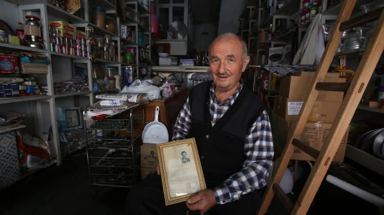 <p><strong>“Babamdan sonra raflara hiç dokunmadım”</strong></p>

<p>Bulamadım Çarşısı isimli dükkanında bulunan ürünlerin çoğunun fabrikasının dahi kapandığını ve ürünleri tekrar bulamayacağından dolayı da satmadığını söyleyen Halil İbrahim Cahit Erdoğan (80), “Bizim ilk dükkanımız 1936 yılında Daltaban Mahallesi’nde açmıştık. O dükkanın kokusu hala nefsimde, beynimde, kalbimde.</p>
