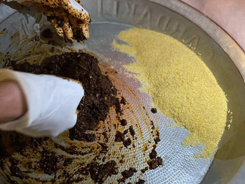 <p>Mesela çarşıda pazarda ekmek arası köfte veriyorlar, zaten bulgurun kendisi de bir nevi ekmektir. Belki Adıyaman daha ticari düşündüğü için yaygın olarak yapıyor. Biz ticari düşünmüyoruz. Şanlıurfa'da her evde yapılır. Şanlıurfalı olup da çiğ köfte yoğurmayı bilmeyen neredeyse yoktur."</p>

<p> </p>
