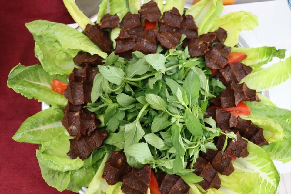 <p><strong>- "İtinayla yoğrulup keyifle tüketiliyor"</strong></p>
<p>Şanlıurfa Gastronomi Turizmi Derneği Başkanı Abdurrahman Acar, AA muhabirine, Şanlıurfalıların ağzının tadını bildiğini söyledi.</p>
<p> </p>