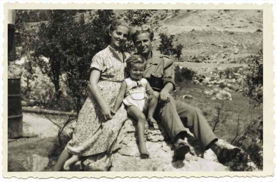 <p> Aliya İzzetbegoviç eşi Halida ve büyük kızı Leyla ile birlikte.</p>