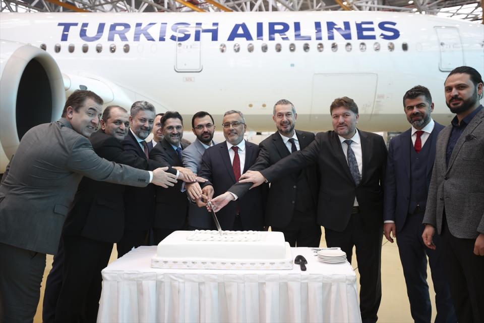 <p>Teknik AŞ, THY'nin Avrupa kökenli uçak üreticisi Airbus'tan 25'i kesin, 5'i opsiyonlu olmak üzere toplam 30 adet sipariş verdiği ve 2020 yılında filosuna entegre etmeye başladığı Airbus A350-900 tipi uçaklardan ilkinin üs (ağır) bakım operasyonlarını başarıyla tamamladı.</p>
