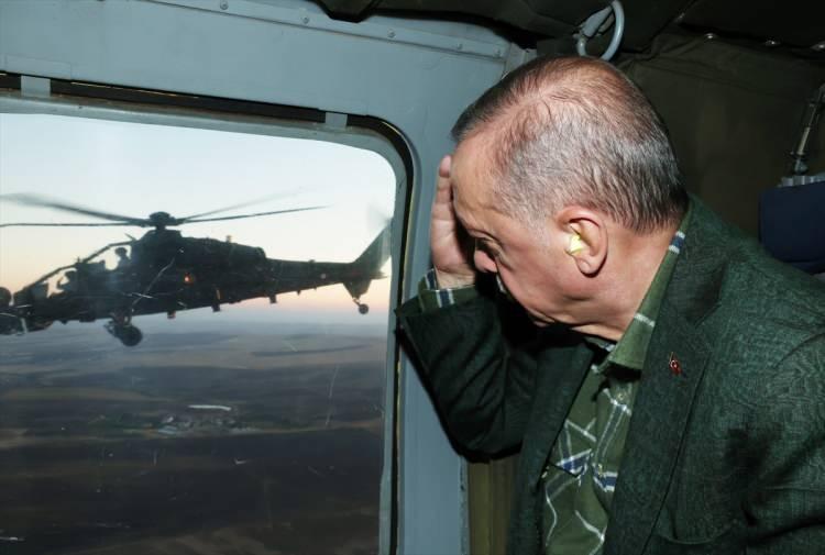 <p>Cumhurbaşkanı Erdoğan, Silvan'a giderken, kendisinin bulunduğu helikoptere eşlik eden ATAK helikopteri pilotlarını selamladı.</p>
