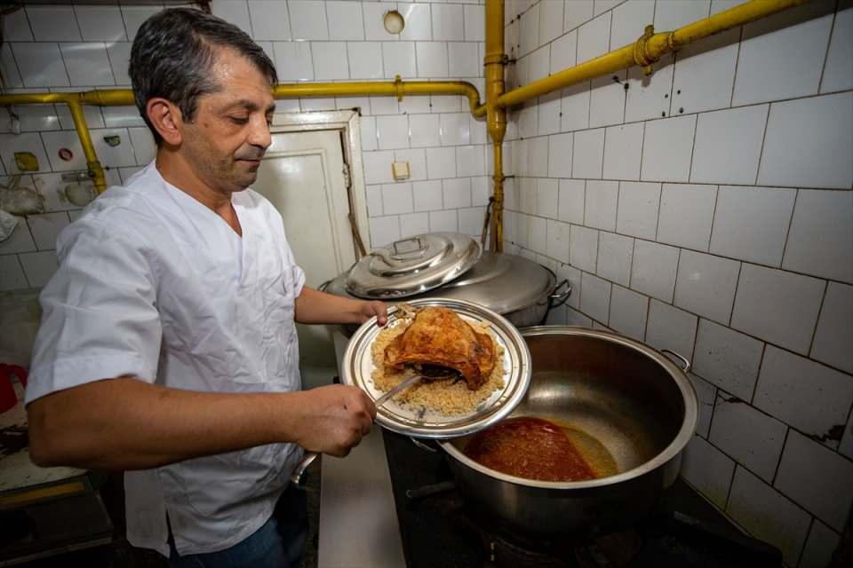 <p>Farklı medeniyetlerin izlerini taşıyan, tarihi ve kültürel değerlerinin yanı sıra lezzetleriyle yerli ve yabancı turistlerden büyük ilgi gören kadim kentler Diyarbakır ve Mardin'de usta ellerde hazırlanan kaburga dolması, komşu iki ili gastronomide karşı karşıya getiriyor.</p>

<p> </p>
