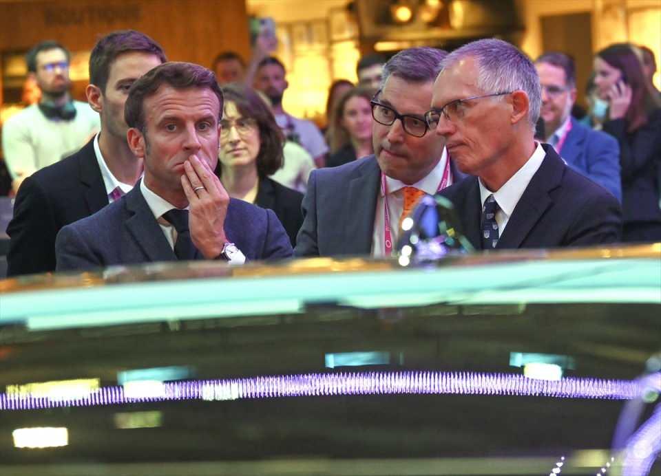 <p>Fuara Fransa Cumhurbaşkanı Emmanuel Macron (solda) ve Stellantis'in CEO'su Carlos Tavares (sağda) de katıldı.</p>
