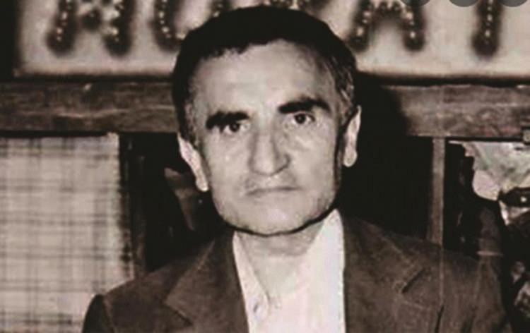 <p><strong>OSMAN YÜKSEL SERDENGEÇTİ KİMDİR?</strong></p>

<p>Antalya'nın Akseki ilçesinde 1917'de doğan, Türk siyasetçi, şair, yazar ve gazeteci Osman Yüksel Serdengeçti, Ankara Üniversitesi Dil ve Tarih-Coğrafya Fakültesi öğrenciliği sırasında 1944 Mayıs'ında yaşanan olaylara karıştığı için Hüseyin Nihal Atsız'la bir süre hapis yattı. Cezaevinden çıktıktan sonra öğrenim için aynı fakülteye başvurduysa da bu isteği reddedilince dönemin Milli Eğitim Bakanı Hasan Ali Yücel'e hitaben yazdığı ve 'Yüksek vekaletin alçak vekiline' diye başlayan yazı yüzünden yeniden hapsedildi. Hapisten çıktıktan sonra, 33 sayı yayımlanan ve birçok sayısı siyasi irade tarafından toplattırılan 'Serdengeçti' dergisini çıkardı. Dergideki yazılarından dolayı okuyucuları onu 'Serdengeçti' olarak andı ve bu nedenle kendisi de 'Serdengeçti' soyadını aldı. 1965-1969 yılları arasında Adalet Partisi listesinden Antalya milletvekilliği yaptı. Partisine yönelttiği eleştiriler yüzünden bir süre sonra Adalet Partisi'nden ihraç edilen Serdengeçti, milletvekilliği sırasında kravat takmadığı için uyarı aldı, uyarıları dikkate almayınca genel kurula girişi yasaklandı. Bu kez beline bağladığı kravatla içeri giren Serdengeçti, yakasına takması gerektiğini söyleyenlere ise "Kanunda nereye takılacağı belli değil. İstediğim gibi takarım" dedi. Serdengeçti, 10 Kasım 1983'te Ankara'da hayatını kaybetti ve Cebeci Asri Mezarlığı'nda toprağa verildi.</p>

<p>(DHA)</p>
