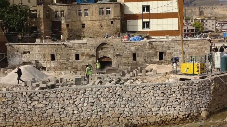 <p>Bitlis Valisi Oktay Çağatay, kentin binlerce yıllık tarihini Türkiye'ye ve dünyaya armağan etmek için çalıştıklarını belirterek, “Bin 400 metrelik dere üzerindeki 10 adet tarihi köprünün restorasyon çalışmalarını yaklaşık bir ay sonra tamamen bitirmiş olacağız” dedi.</p>