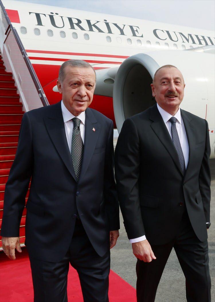 <p>Azerbaycan Cumhurbaşkanı İlham Aliyev tarafından karşılanan Erdoğan, yapımı tamamlanan havalimanına inen ilk devlet başkanı oldu.</p>

<p> </p>
