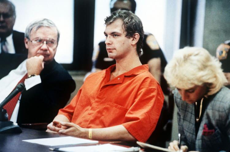 <p><span style="color:#000000"><strong>"Milwaukee Yamyamı veya Milwaukee Canavarı olarak da tanınan Jeffrey Dahmer, son dönemlerin en çok konuşulan isimlerinden biri haline geldi. </strong></span><strong><a href="https://www.yasemin.com/"><span style="color:rgb(255, 255, 255)">(yasemin.com)</span></a></strong></p>