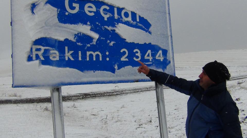 <p>Öte yandan, Kars genelinde Susuz, Digor, Arpaçay, Sarıkamış ve Selim’de kar yağışı etkili oldu. Soğuk hava ve kar yağışının devam edeceği öğrenildi.</p>