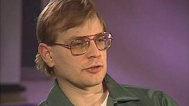 <p><span style="color:#000000"><strong>İşkence ve yamyamlık gibi ortak özellikleri içeren bu cinayetler tüm dünyanın kanını dondururken Dahmer'in soğukkanlılıkla işlediği suçlar uzun yıllar Amerikan ve dünya basınında büyük yankı uyandırdı. </strong></span><strong><a href="https://www.yasemin.com/"><span style="color:rgb(255, 255, 255)">(yasemin.com)</span></a></strong></p>